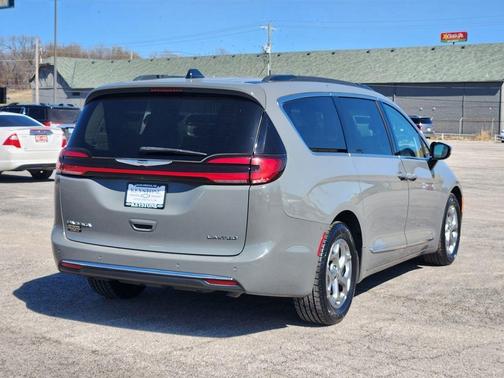 Ceramic Gray Clearcoat 2023 Chrysler Pacifica Limited