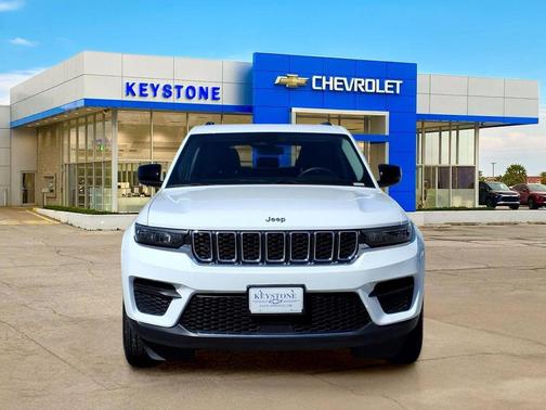 Bright White Clearcoat 2024 Jeep Grand Cherokee Laredo