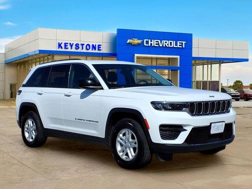 Bright White Clearcoat 2024 Jeep Grand Cherokee Laredo