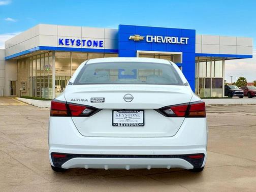 Glacier White 2025 Nissan Altima SV FWD