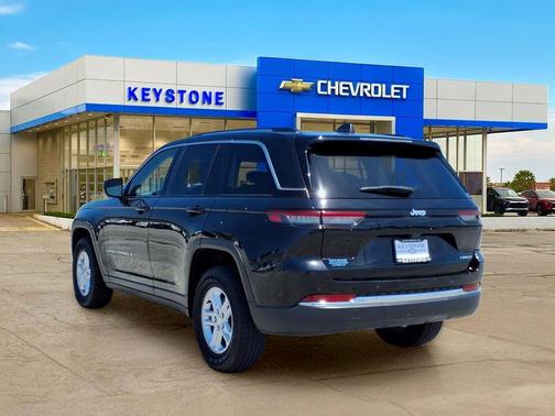 Diamond Black Crystal Pearlcoat 2024 Jeep Grand Cherokee Laredo