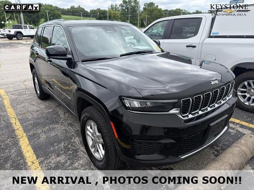 Diamond Black Crystal Pearlcoat 2024 Jeep Grand Cherokee Laredo
