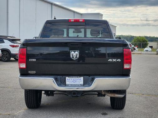 Diamond Black Crystal Pearlcoat 2023 RAM 1500 Classic SLT