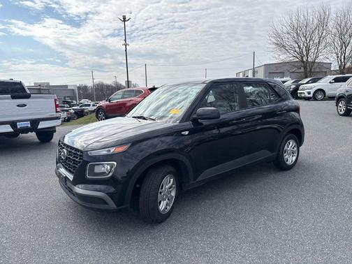 Black Noir Pearl 2022 Hyundai VENUE SE