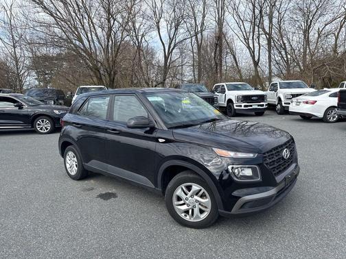 Black Noir Pearl 2022 Hyundai VENUE SE