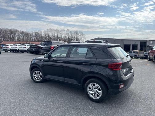 Black Noir Pearl 2022 Hyundai VENUE SE