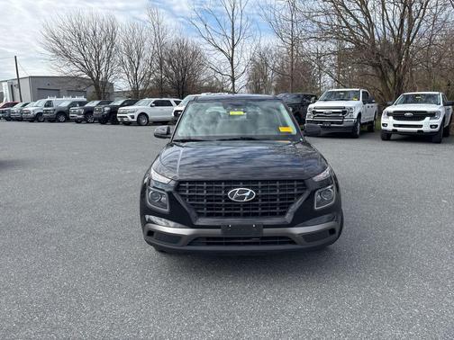 Black Noir Pearl 2022 Hyundai VENUE SE