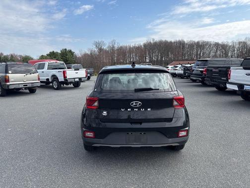 Black Noir Pearl 2022 Hyundai VENUE SE