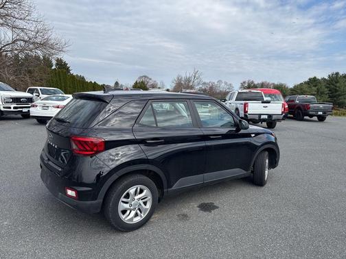 Black Noir Pearl 2022 Hyundai VENUE SE