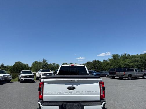 Oxford White 2024 Ford F-250 Lariat