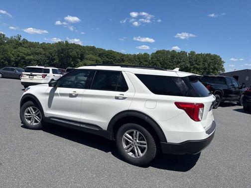 Star White Metallic Tri-Coat 2023 Ford Explorer XLT