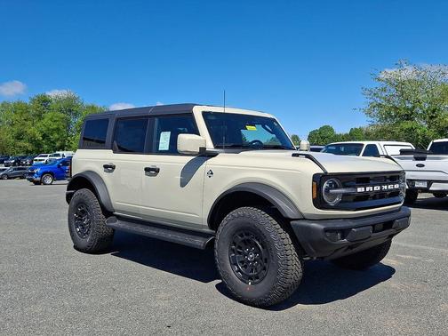Desert Sand 2026 Ford Bronco Outer Banks