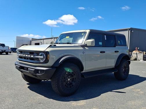 Desert Sand 2026 Ford Bronco Outer Banks