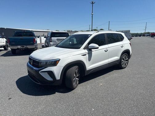 Pure White 2023 Volkswagen Taos 1.5T SE