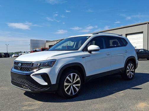 Pure White 2023 Volkswagen Taos 1.5T SE