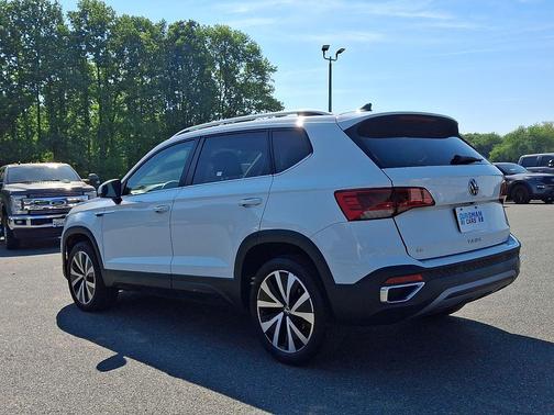 Pure White 2023 Volkswagen Taos 1.5T SE