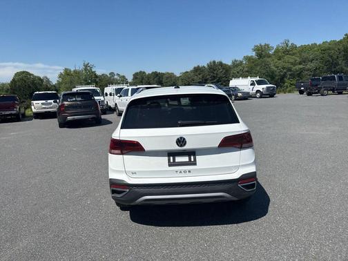 Pure White 2023 Volkswagen Taos 1.5T SE