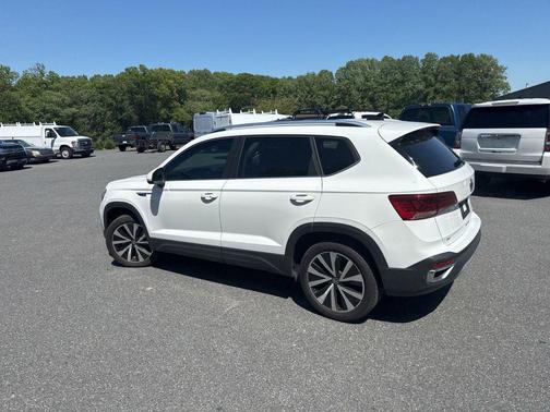 Pure White 2023 Volkswagen Taos 1.5T SE
