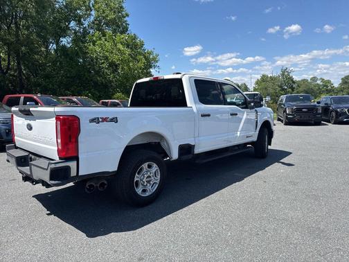 Oxford White 2025 Ford F-250 XLT