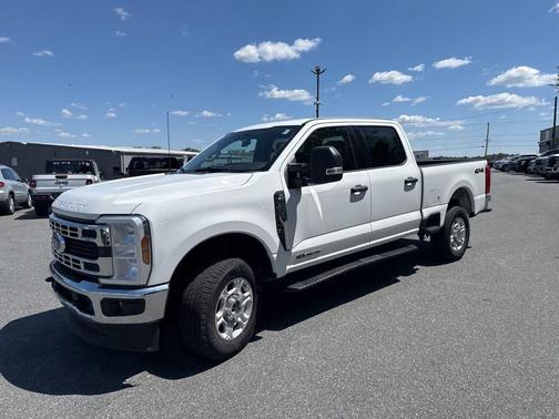 Oxford White 2025 Ford F-250 XLT