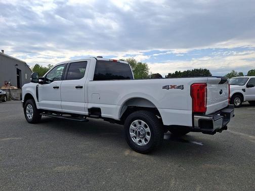 Oxford White 2024 Ford F-250 XLT
