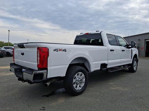 Oxford White 2024 Ford F-250 XLT