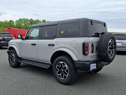 Avalanche Gray 2026 Ford Bronco Outer Banks