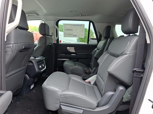 Star White Metallic Tri-Coat 2026 Ford Expedition Max Active 4x4