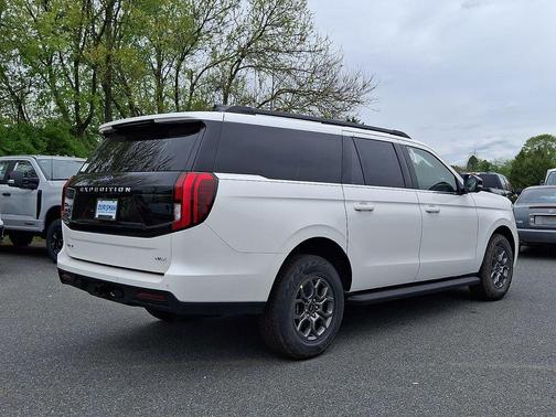 Star White Metallic Tri-Coat 2026 Ford Expedition Max Active 4x4