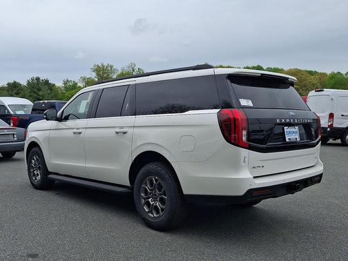 Star White Metallic Tri-Coat 2026 Ford Expedition Max Active 4x4