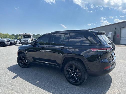 Diamond Black Crystal Pearlcoat 2025 Jeep Grand Cherokee Limited