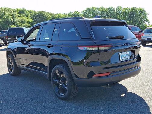 Diamond Black Crystal Pearlcoat 2025 Jeep Grand Cherokee Limited
