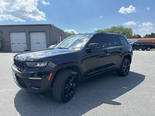 Diamond Black Crystal Pearlcoat 2025 Jeep Grand Cherokee Limited