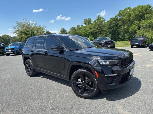 Diamond Black Crystal Pearlcoat 2025 Jeep Grand Cherokee Limited