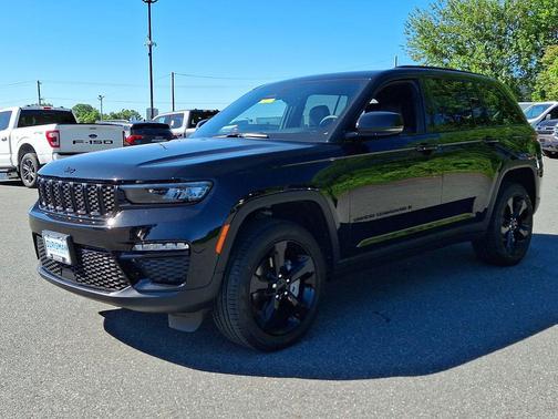 Diamond Black Crystal Pearlcoat 2025 Jeep Grand Cherokee Limited