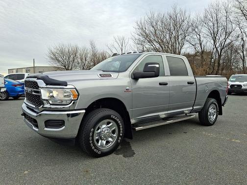 2023 RAM 3500 Tradesman Crew Cab 4x4 6'4' Box