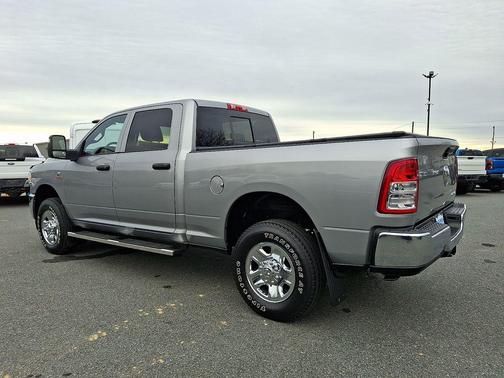 2023 RAM 3500 Tradesman Crew Cab 4x4 6'4' Box