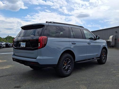 Glacier Gray Metallic Tri-Coat 2026 Ford Expedition Tremor