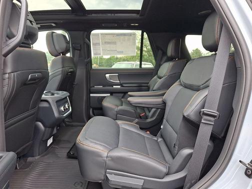 Glacier Gray Metallic Tri-Coat 2026 Ford Expedition Tremor