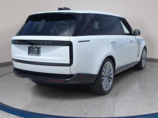 Ostuni Pearl White Premium Metallic 2026 Land Rover Range Rover SE