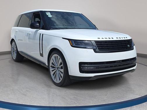 Ostuni Pearl White Premium Metallic 2026 Land Rover Range Rover SE