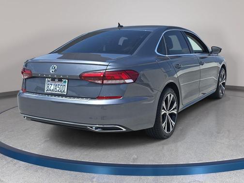 Platinum Gray Metallic 2022 Volkswagen Passat 2.0T SE