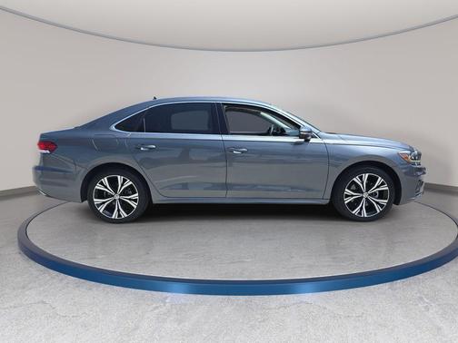 Platinum Gray Metallic 2022 Volkswagen Passat 2.0T SE