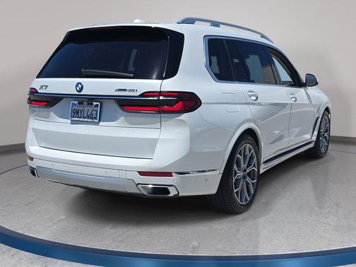 Mineral White Metallic 2024 BMW X7 xDrive40i