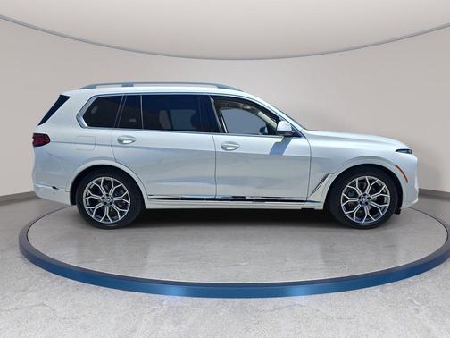 Mineral White Metallic 2024 BMW X7 xDrive40i