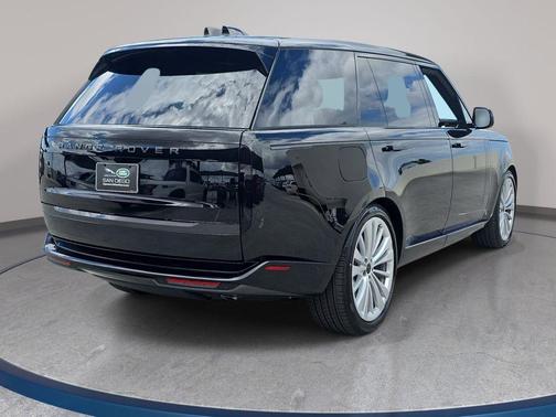 Santorini Black 2026 Land Rover Range Rover SE