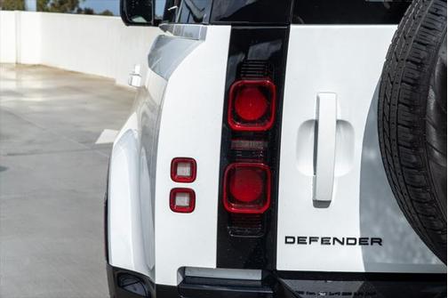 2025 Land Rover Defender X-Dynamic SE