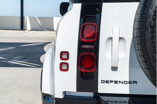 2025 Land Rover Defender X-Dynamic SE