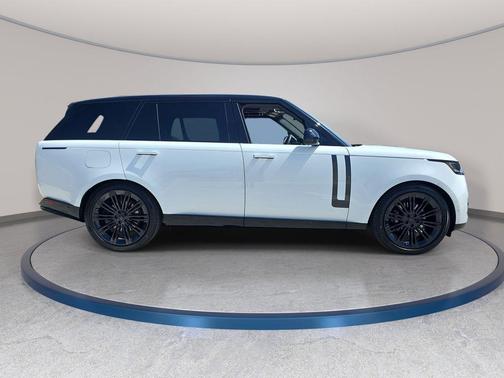 Fuji White 2026 Land Rover Range Rover SE