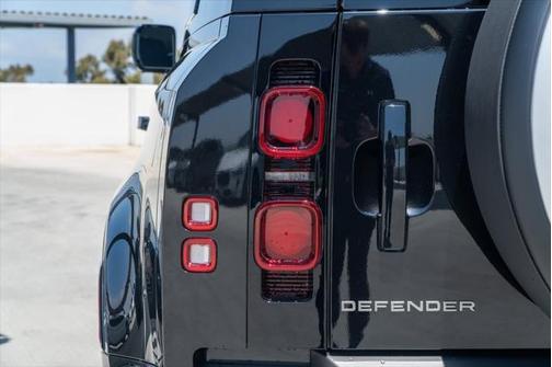 2025 Land Rover Defender X-Dynamic SE